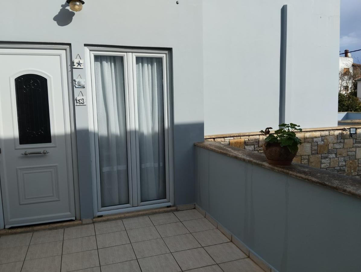 Πέτρινο Στη Θάλασσα Apartment Nafpaktos Exterior photo